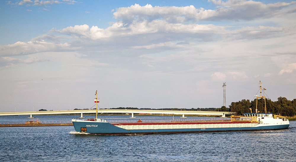 Statki towarowe na Kanale Piastowskim i Świnie, fot. Wojciech Wojcik/Forum